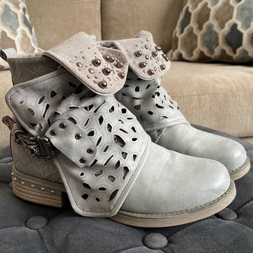 Boutique gray cut out ankle boots 🌺